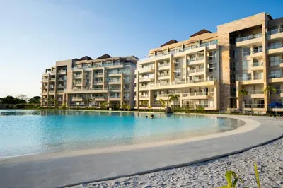 a swimming pool in front of two apartment buildings at Apartamento con laguna de aguas cristalinas in Cartagena de Indias