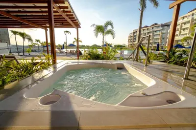 a jacuzzi tub on a building with palm trees at Apartamento con laguna de aguas cristalinas in Cartagena de Indias