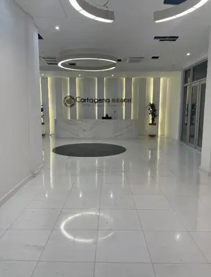 a lobby with a table in the middle of a building at Apartamento con vista al mar in Cartagena de Indias