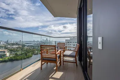 a balcony with two chairs and a view of the city at Cabrero Centro Tropical - Con vista al mar in Cartagena de Indias