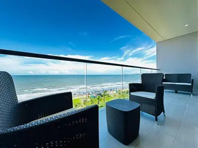 a balcony with chairs and a view of the ocean at Mágico Apartamento - Vista Infinita al Mar in Cartagena de Indias