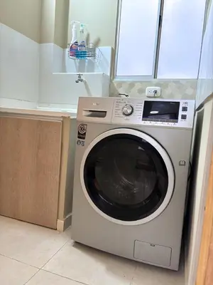 a washing machine in a kitchen next to a counter at Apartamento en Alameda Barranquilla in Barranquilla