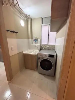 a small kitchen with a washing machine and a sink at Apartamento en Alameda Barranquilla in Barranquilla