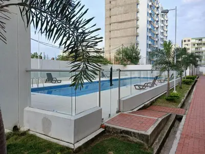 a swimming pool on the side of a building at Jardin imperial, habitaciones economica en apartamento familiar zona tranquila WIFI in Cartagena de Indias