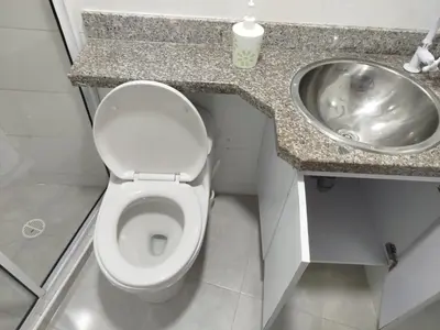 a small bathroom with a toilet and a sink at EC-AL3E APARTAESRUDIO CERCA AL MAR CON PISCINA, AIRE ACONDICIONADO Y WIFi in Cartagena de Indias