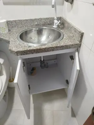 a bathroom with a sink and a toilet at EC-AL3E APARTAESRUDIO CERCA AL MAR CON PISCINA, AIRE ACONDICIONADO Y WIFi in Cartagena de Indias
