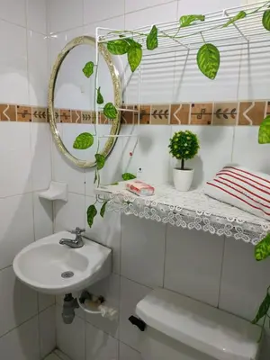 a bathroom with a sink and a mirror at EC-AL3E APARTAESRUDIO CERCA AL MAR CON PISCINA, AIRE ACONDICIONADO Y WIFi in Cartagena de Indias