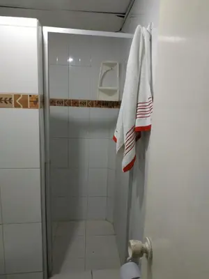 a bathroom with a shower and a towel on the door at EC-AL3E APARTAESRUDIO CERCA AL MAR CON PISCINA, AIRE ACONDICIONADO Y WIFi in Cartagena de Indias