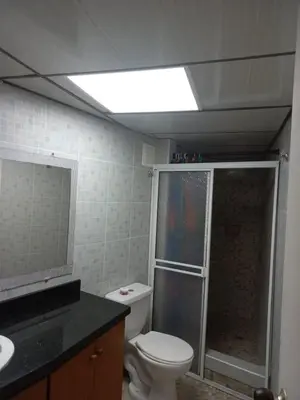 a bathroom with a toilet and a shower and a sink at 1C-AL3E APARTAMENTO DE 1 ALCOBA CERCA AL MAR CON AIRE ACONDICIONADO, PISCINA Y WIFi in Cartagena de Indias