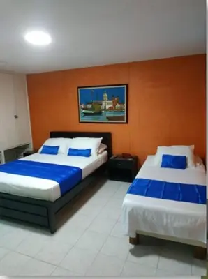 a bedroom with two beds with blue and white sheets at 1C-AL3E APARTAMENTO DE 1 ALCOBA CERCA AL MAR CON AIRE ACONDICIONADO, PISCINA Y WIFi in Cartagena de Indias