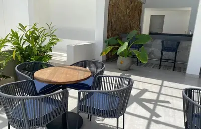a patio with a table and chairs and a table and chairs at Apartamento lujoso y moderno in Cartagena de Indias