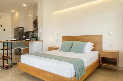 a bedroom with a large bed and a kitchen at CB1330 | Hermosa Suite Vista 180° 7min del Centro in Cartagena de Indias