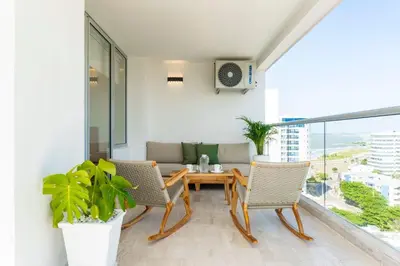 a dining room with a table and chairs at CB1330 | Hermosa Suite Vista 180° 7min del Centro in Cartagena de Indias