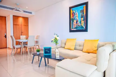 a living room with a couch and a table at Dizztravel Apart H2 - 1602 Exclusivo Bocagrande in Cartagena de Indias