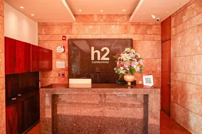 a lobby with a table with a vase of flowers at Dizztravel Apart H2 - 1602 Exclusivo Bocagrande in Cartagena de Indias