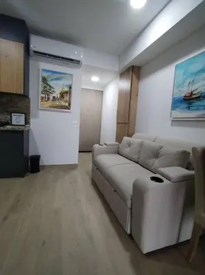 a living room with a white couch in a room at Aparta Suite en Cartagena de Indias in Cartagena de Indias