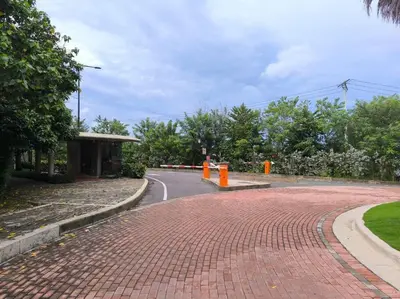 a red brick road with a building and trees at Acogedor espacio -Serena del Mar in Cartagena de Indias