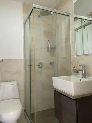 a bathroom with a toilet and a sink and a shower at Apartamento Bello Horizonte Santamarta in Santa Marta