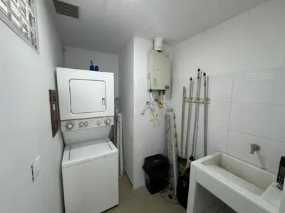a white bathroom with a washer and a sink at Apto Luxury cartagena 2401 Palmetto1 Frente al Mar in Cartagena de Indias