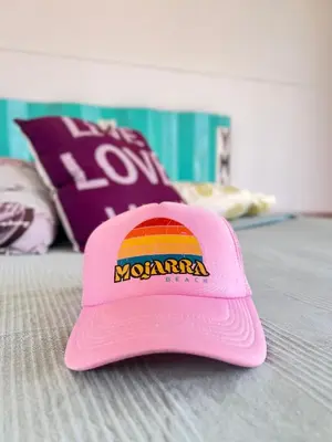 a pink hat on top of a bed at KITE en Mojarra Beach Habitación privada vista al mar in Salina de Rey