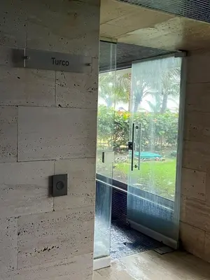 a pivot door in a room with a glass wall at Hermoso apartamento MORROS EPIC in Cartagena de Indias