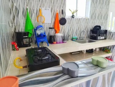 a kitchen counter with a stove and a sink at Apartamento cerca a la playa in El Porvenir