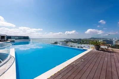 a swimming pool on the roof of a building at Apartamento con vista directa al mar en Spiaggia di Cartagena in Cartagena de Indias