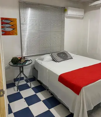 a small bedroom with a bed and a table at Casa lo amador alojamiento entero in Cartagena de Indias