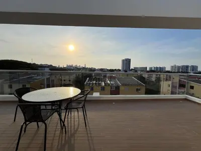 a table and chairs on a balcony with a view at Apartamento con balcón grande in Cartagena de Indias
