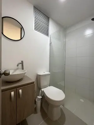 a bathroom with a toilet and a sink and a mirror at Apartamento con balcón grande in Cartagena de Indias