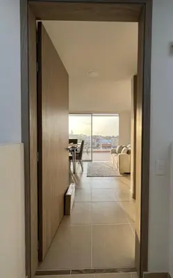 a hallway with a door leading to a living room at Apartamento con balcón grande in Cartagena de Indias