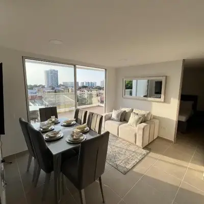 Apartamento con balcón grande