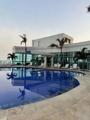 a swimming pool in front of a building at Apartamento con vista al mar Palmetto in Cartagena de Indias