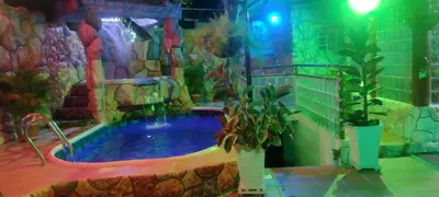 a hot tub in a room with a painting on the wall at Cabaña La Makuira in Santa Marta
