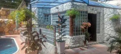 a house with plants and a swimming pool at Cabaña La Makuira in Santa Marta