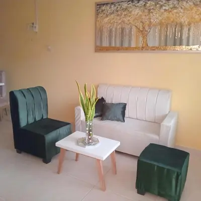 a living room with a couch and a table and a chair at comodo apartamento in Barranquilla