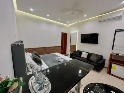 a living room with a black table and a couch at Cartagena Loft Independiente by Tico in Cartagena de Indias