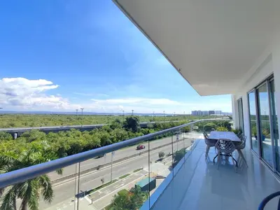 a balcony with a table and views of a highway at Hermoso Apto playa de Morros! in Cartagena de Indias