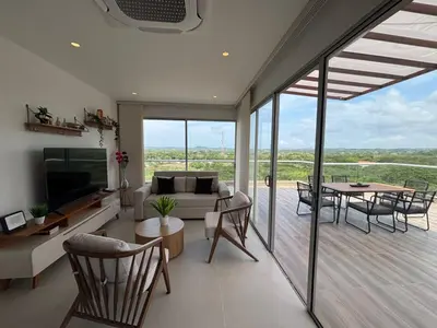 a living room with a couch and a table at Baia Kristal Penthouse Cartagena Playa Artificial Más Grande de Colombia in Cartagena de Indias