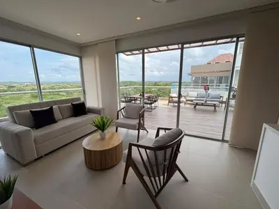 a living room with a couch and a table at Baia Kristal Penthouse Cartagena Playa Artificial Más Grande de Colombia in Cartagena de Indias
