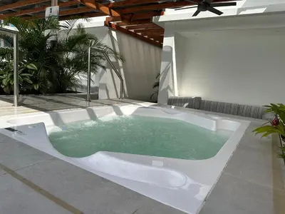a bath tub with green water in a yard at Baia Kristal Penthouse Cartagena Playa Artificial Más Grande de Colombia in Cartagena de Indias