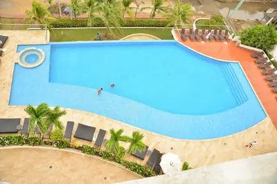 an overhead view of a large swimming pool with chairs at Moderno 3 Alcobas Frente a Playa in Cartagena de Indias