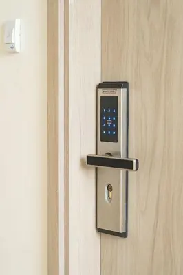 a smart lock on a door with a cell phone at CB1622 | Suite frente al mar con balcón y piscina in Cartagena de Indias