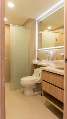a bathroom with a toilet and a sink and a mirror at Acogedora Suite Frente al Mar - Aeropuerto CB617 in Cartagena de Indias