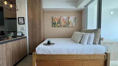 a bedroom with a bed in a room at Loft familiar con balcón y piscina CB840 in Cartagena de Indias