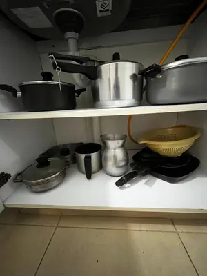 a shelf with pots and pans and other kitchen utensils at Alessandro estilo italiano in Cartagena de Indias