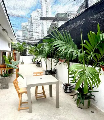 a patio with a table and a bunch of plants at Habitación cerca de la playa 202 in Cartagena de Indias