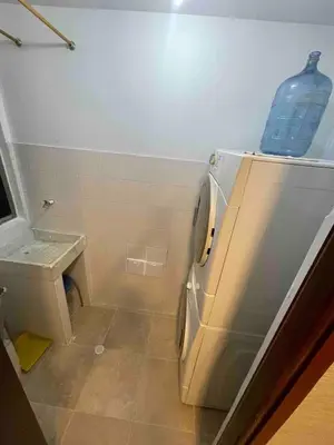 a small bathroom with a refrigerator and a sink at aptobibibarranquilla in Barranquilla