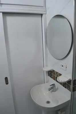 a bathroom with a sink and a mirror at Bocagrande cerca del mar in Cartagena de Indias