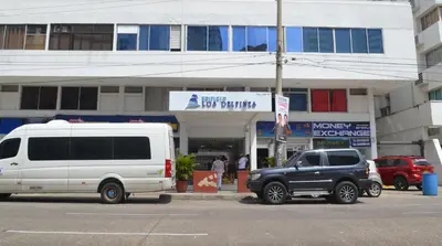 a white van and a black truck parked in front of a building at Bocagrande cerca del mar in Cartagena de Indias